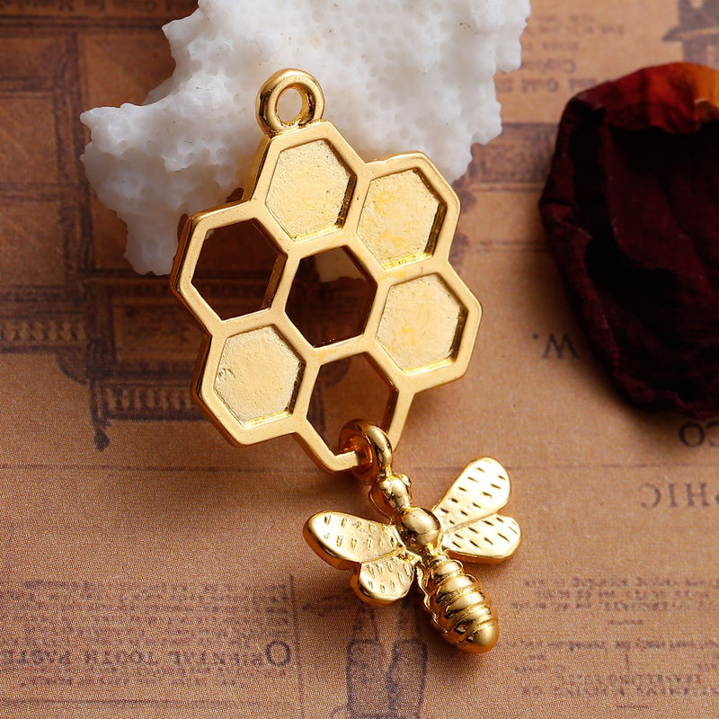 5 QUEEN BEE Honeycomb Charm Pendants, gold plated base with gold bee charm, 46x24mm, chg0442