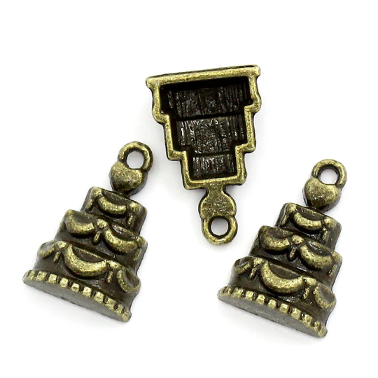 8 WEDDING CAKE Bronze Tone Metal Charm Pendants. CHB0063