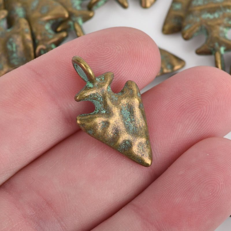 5 ARROWHEAD Charm Pendants, hammered bronze metal with green verdigris patina, reversible arrow head, 26x15mm, chs3521