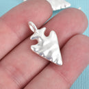 5 ARROWHEAD Charm Pendants, MATTE hammered silver metal, reversible arrow head, 26x15mm, chs3567