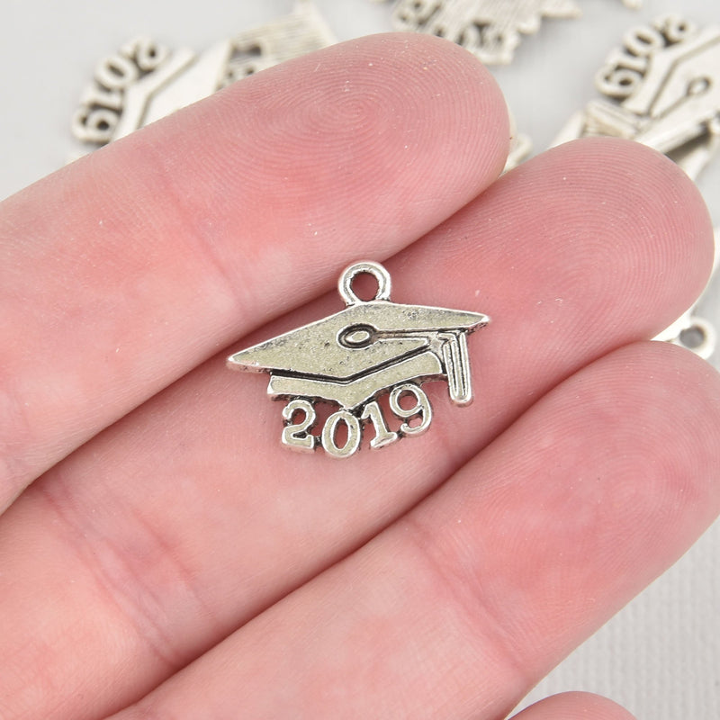 10 pcs 2019 Graduation Cap Charm Pendants, Class of 2019 graduation charm chs5492