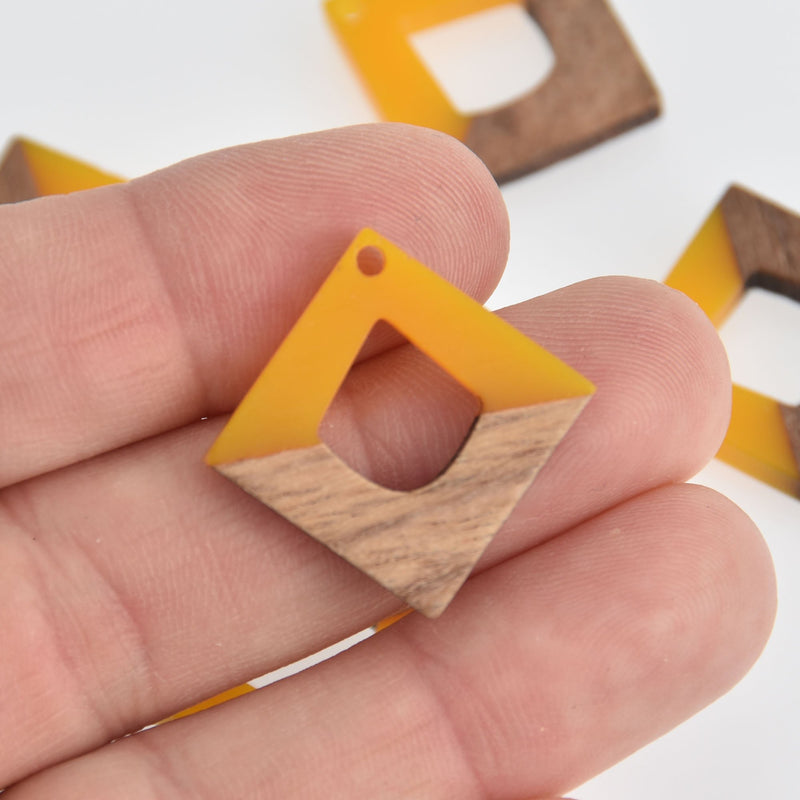 1 Square Charm, Yellow Resin and Real Wood, 20mm, chs6755