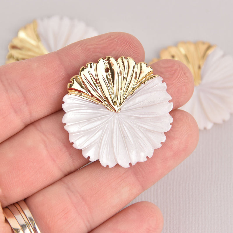 Mother of Pearl Shell Flower Pendant, gold bail 35mm chs6970