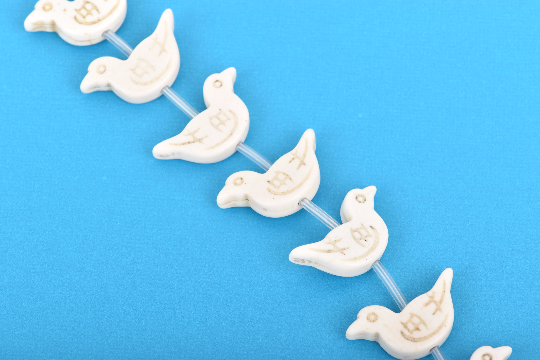 30mm Howlite Stone Beads, WHITE BIRD Shape, full strand, 18 beads how0662