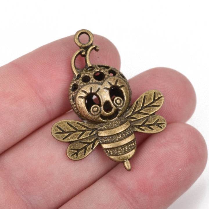 5 QUEEN BEE Bronze Charm Pendants, filigree hollow head, bronze plated metal, 37x29mm, chb0455