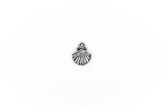 10 CLAM SHELLS Silver Pewter Charm Pendants chs1079