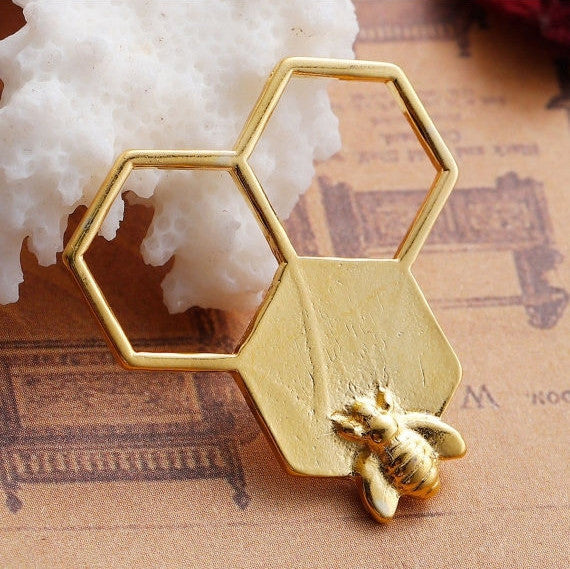 5 QUEEN BEE Honeycomb Charm Pendants, gold plated metal, 31x29mm, chg0435