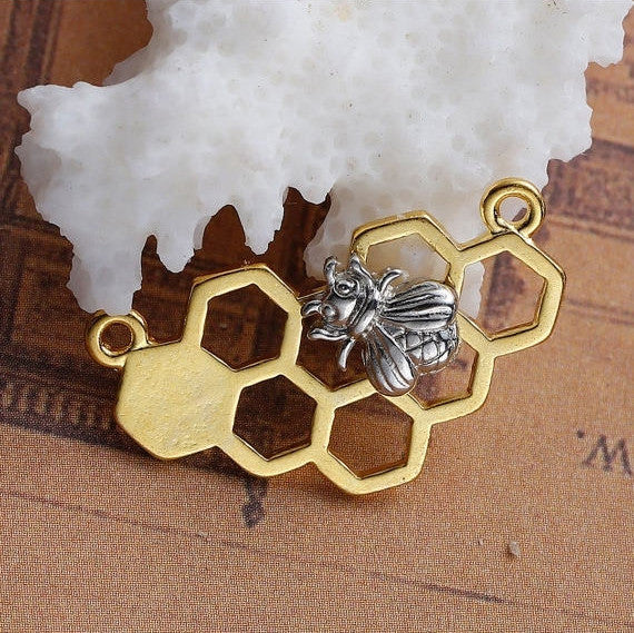 10 QUEEN BEE Honeycomb Charm Pendants, gold plated base, silver bee, double hole connector, 25x14mm, chg0499