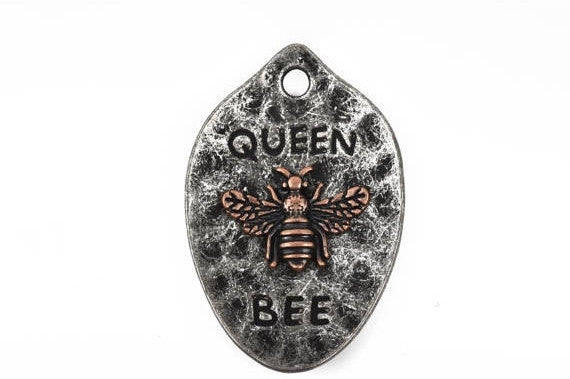 2 QUEEN BEE Spoon Charm Pendants, gunmetal base with copper bee, rustic hammered metal, 43x28mm, cho0148