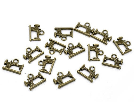 5 Antique Bronze SEWING MACHINE Charm Pendants  chb0331