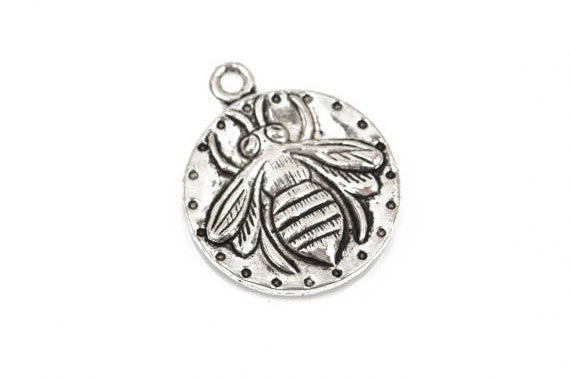5 QUEEN BEE Silver Charm Pendants, round coin charms, silver plated metal, double sided design, 20mm, chs2540