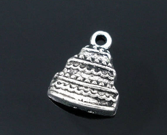 10 Antique Silver WEDDING CAKE Bridal Charm Pendants 17x13mm .  cake charms, party favors chs0614