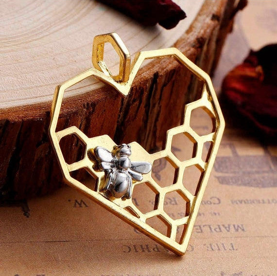5 QUEEN BEE Heart Honeycomb Charm Pendants, gold plated heart shaped base with silver bee, 41x35mm, chg0441