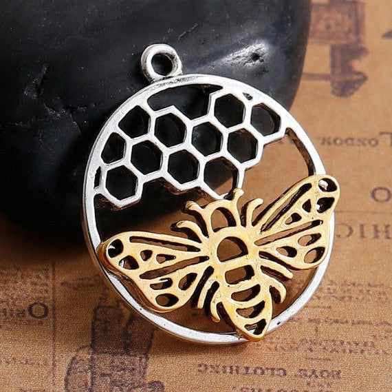 5 QUEEN BEE Circle Honeycomb Charm Pendants, silver circle shaped base with gold bee, 29x25mm, chs2713
