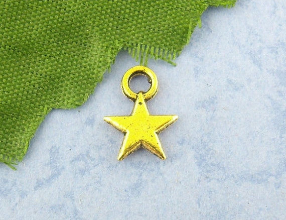 20 Small Gold Tone STAR Charm Pendants  chg0120