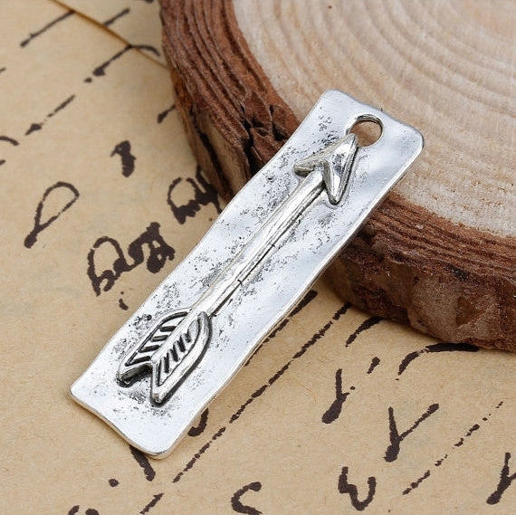 5 ARROW Charms Pendants, silver base with silver arrow, rustic hammered metal, 39x12mm, chs2568