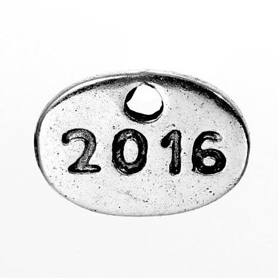 10 Antique Silver 2016 Graduation Charm Pendants, stamped oval disc, 2016 graduation charm,  chs2247