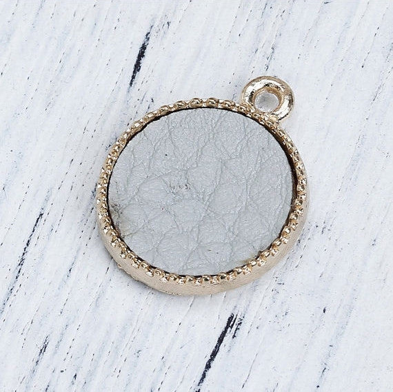 5 Gold-Plated Circle Disc Charm Pendants with Grey/Gray Faux Leather Inside, 16mm dia, chg0549