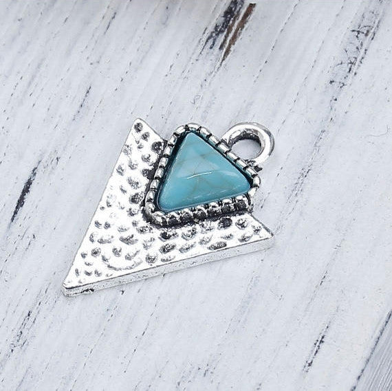 10 Faux TURQUOISE ARROWHEAD Hammered Textured Silver Tone Metal Charms, Geometric Triangle Pendants, 20x15mm, chs2759