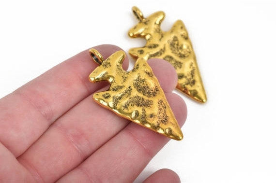 4 ARROWHEAD Charm Pendants, hammered antiqued gold metal, reversible arrow head, 52x27mm, chg0594