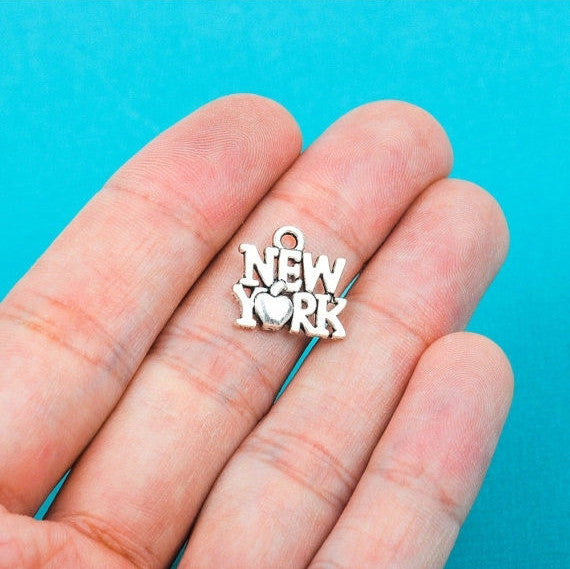 10 Antiqued Silver Tone Metal NEW YORK Charms Pendants . chs0254