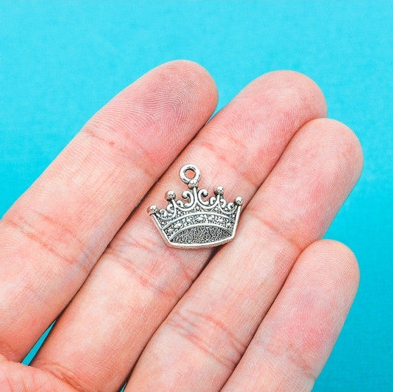 10 pcs  Antiqued Silver Tone Metal PRINCESS CROWN Charm Pendants chs0178