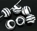 10 White Zebra Striped Round Acrylic Spacer Beads 15mm . bac0232