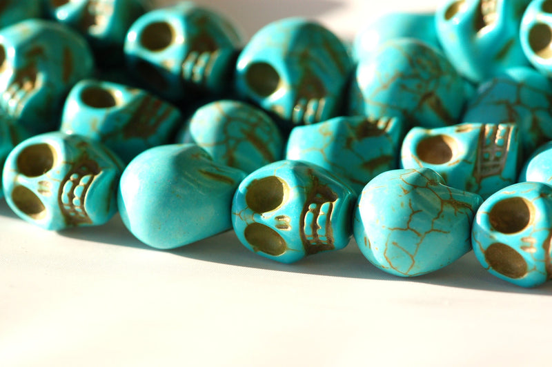 1 Strand Medium TURQUOISE BLUE Stone Skulls  18mm  how0323